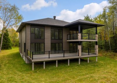 Arrière du cottage contemporain avec garage double